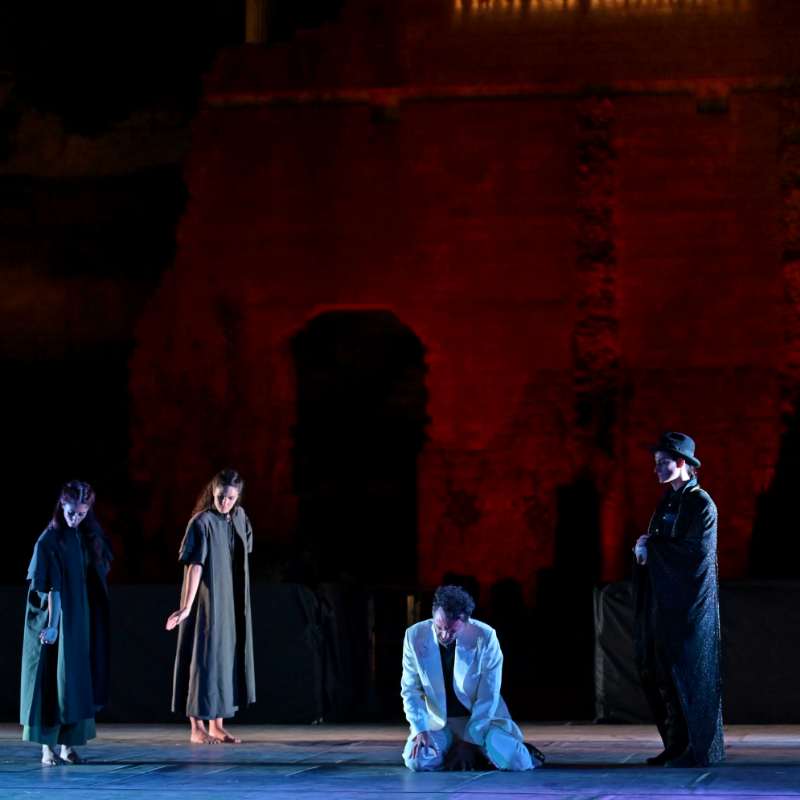 DE RERUM NATURA Sospesi tra un vuoto che ci precede e il vuoto che ci attende